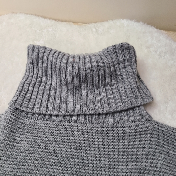 BCBGeneration gray cable knit turtle neck shrug/wrap,  O/S - Picture 4 of 7